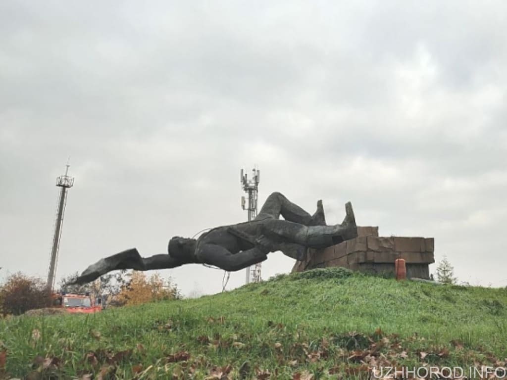 В Закарпатті продовжується процес ліквідації радянських пам’ятників фото