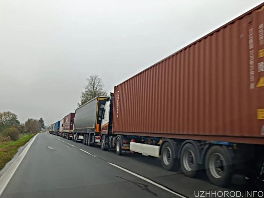 Колона вантажівок у напрямку КПП “Вишнє Нємецьке-Ужгород” становить вже 20 кілометрів