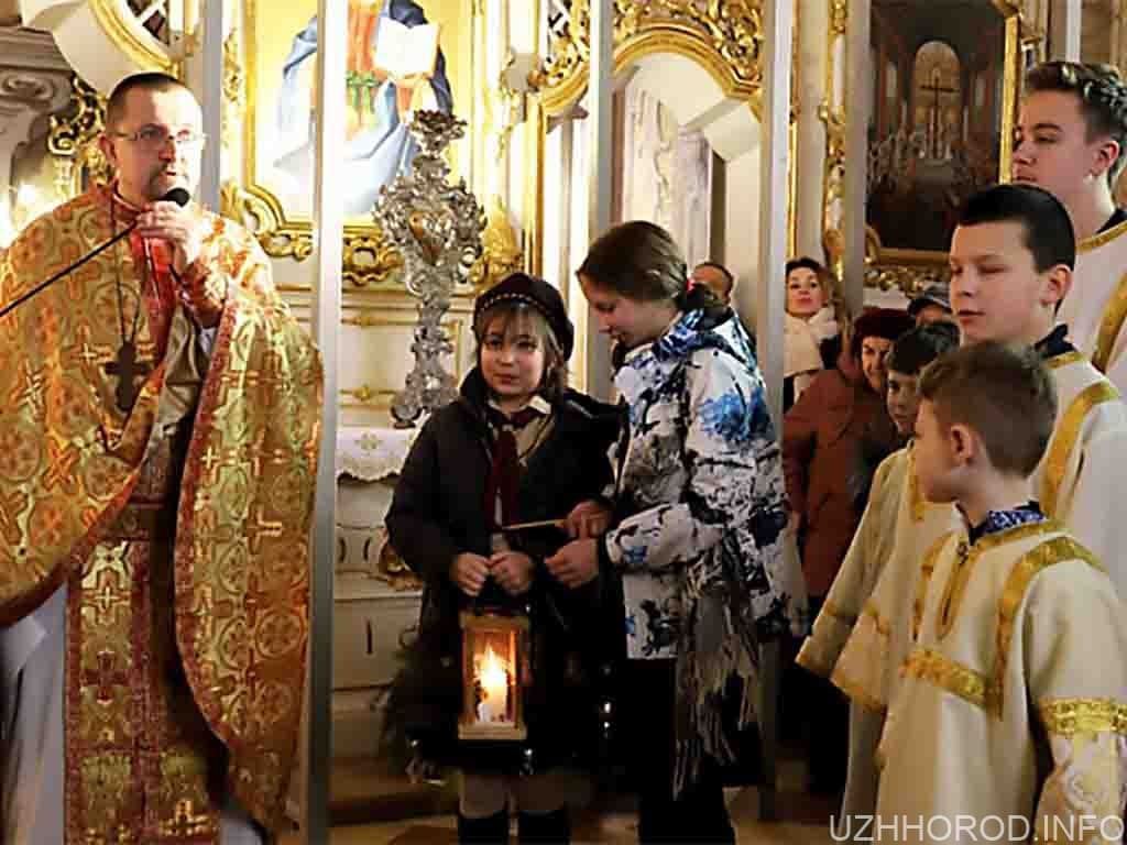 Сьогодні до Ужгородського греко-католицького собору привезуть Вифлеємський вогонь зі Словаччини