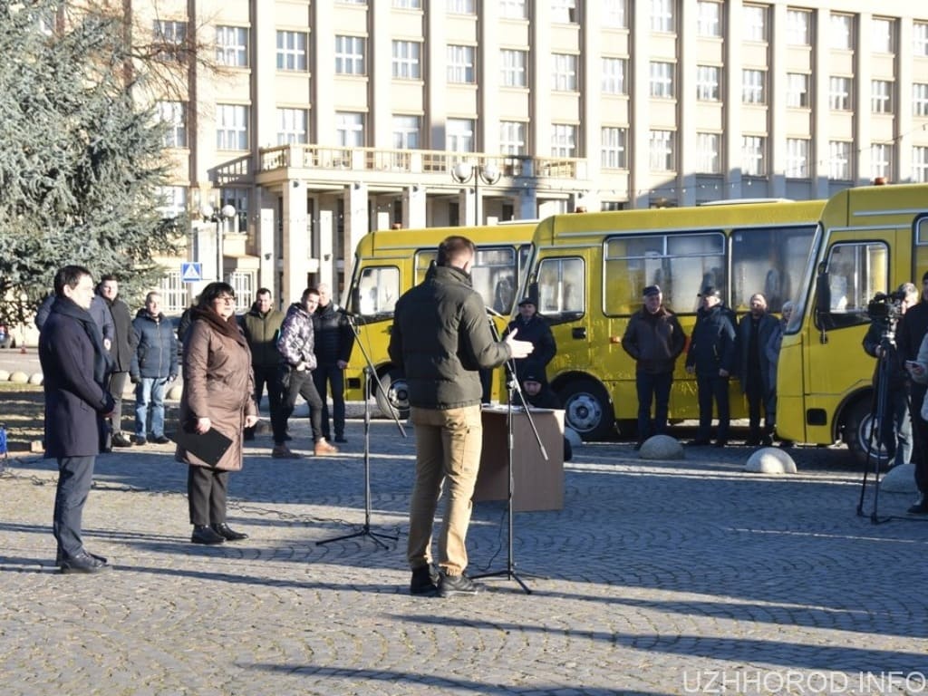 Сім закладів освіти краю отримали новенькі автобуси фото