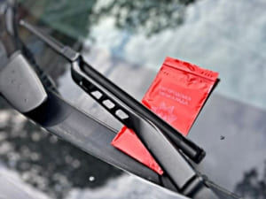 В Ужгороді штрафи за парковку залишатимуть у червоних зіп-пакетах