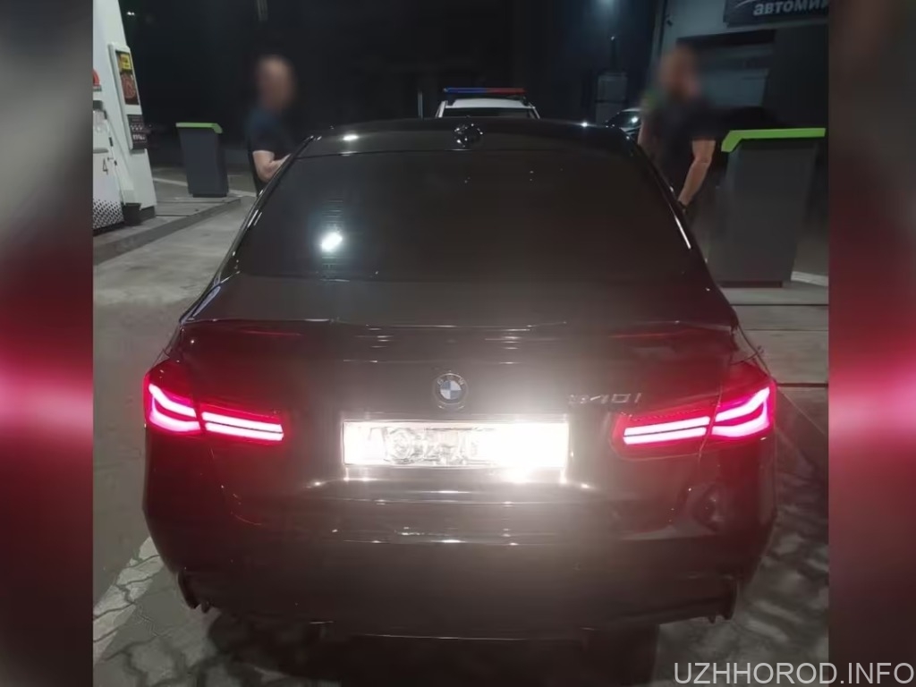 В Ужгороді патрульні виявили BMW із наклеєними номерами фото