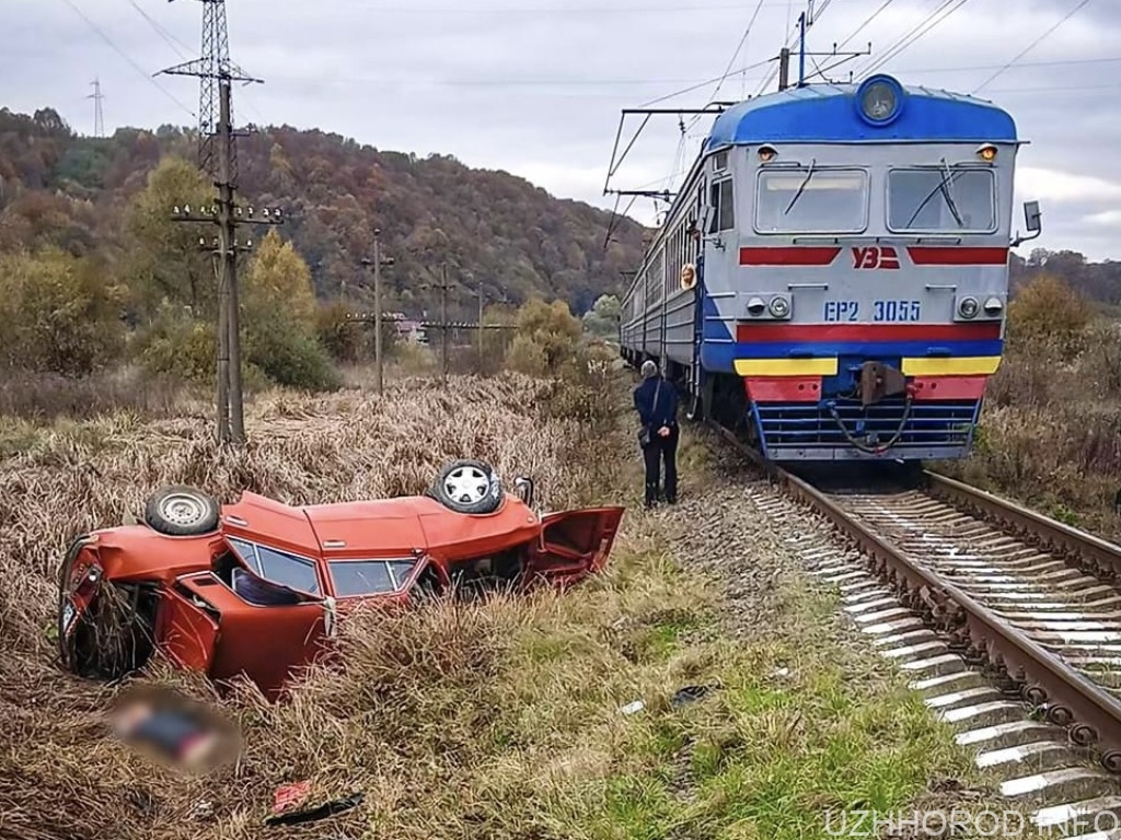 На Перечинщині легковик зіткнувся із поїздом фото