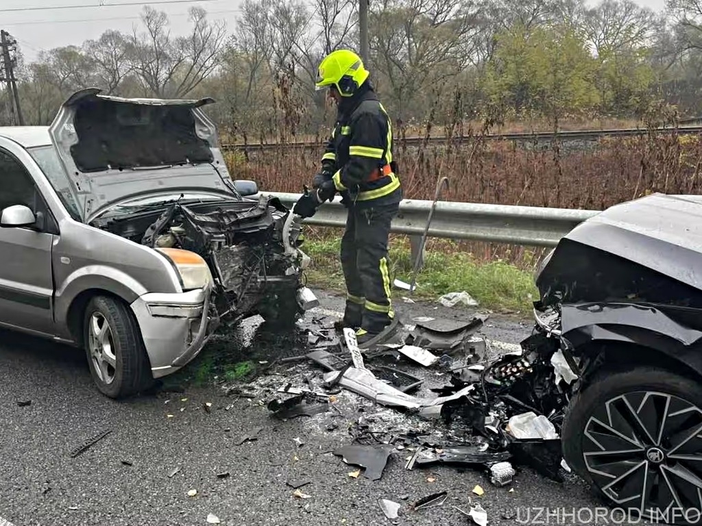 На Ужгородщині зіткнулись Ford Fusion та Škoda Superb, один з водіїв у лікарні (ФОТО)