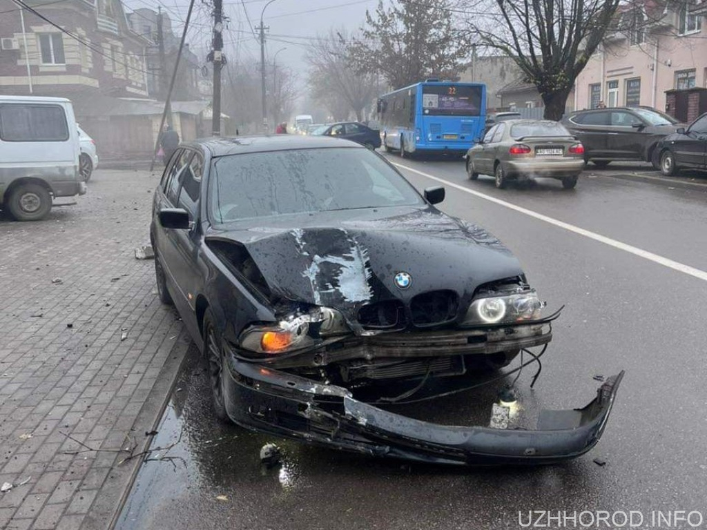 В Ужгороді зіштовхнулися два автомобілі В Ужгороді зіштовхнулися два автомобілі фото