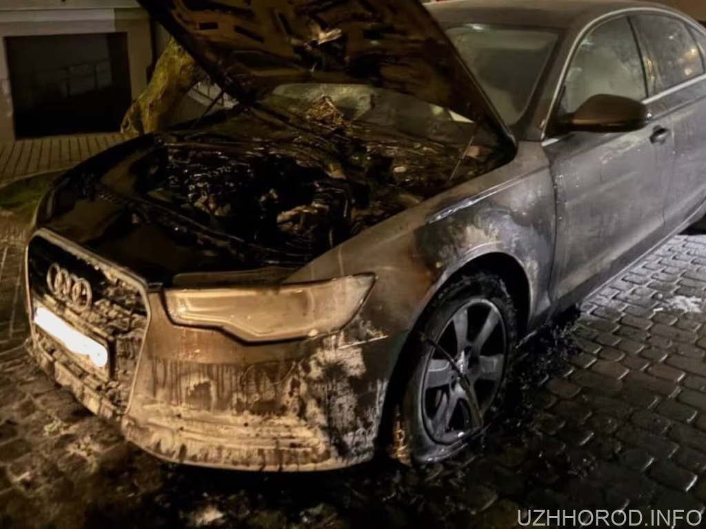 В Ужгороді ввечері горів автомобіль AUDI A6 В Ужгороді ввечері горів автомобіль AUDI A6