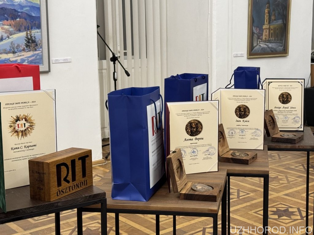 В Ужгороді відкрили «Зимовий вернісаж-2024» (ФОТО) В Ужгороді відкрили «Зимовий вернісаж-2024» (ФОТО)
