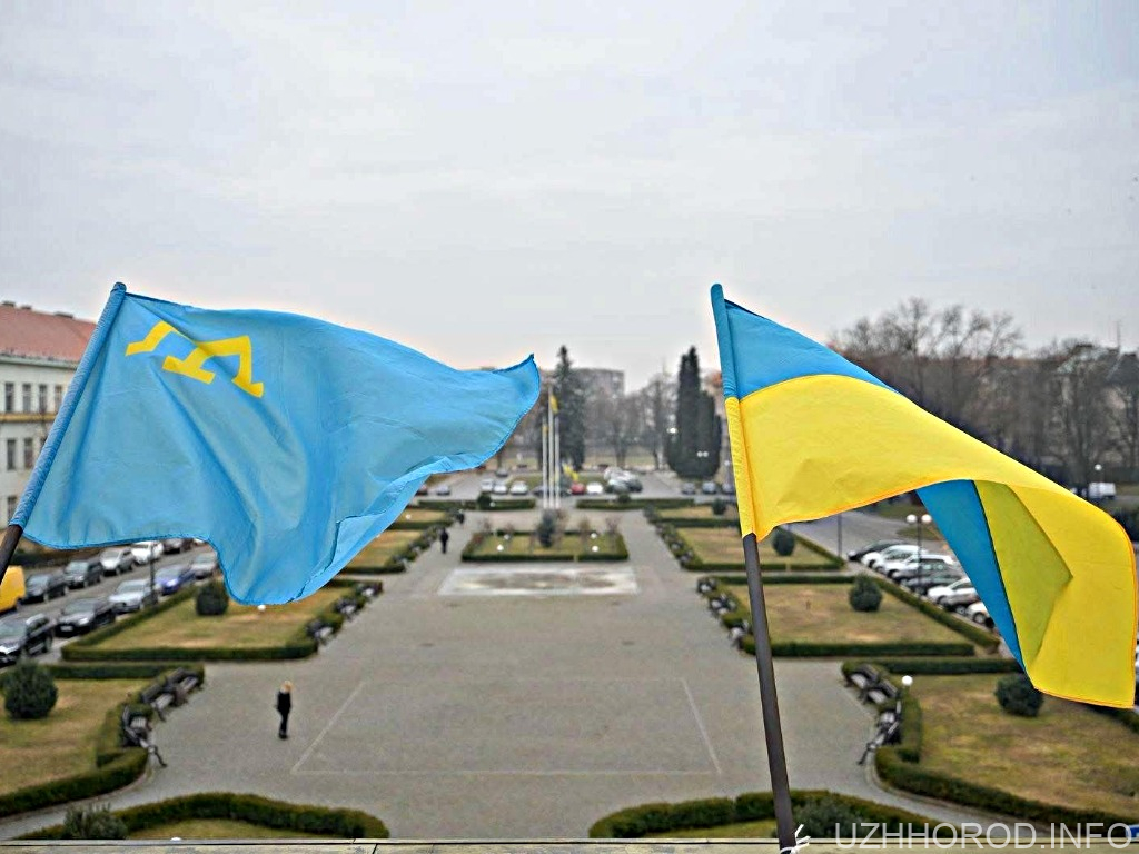На будівлі Закарпатської ОВА вивісили прапор кримськотатарського народу
