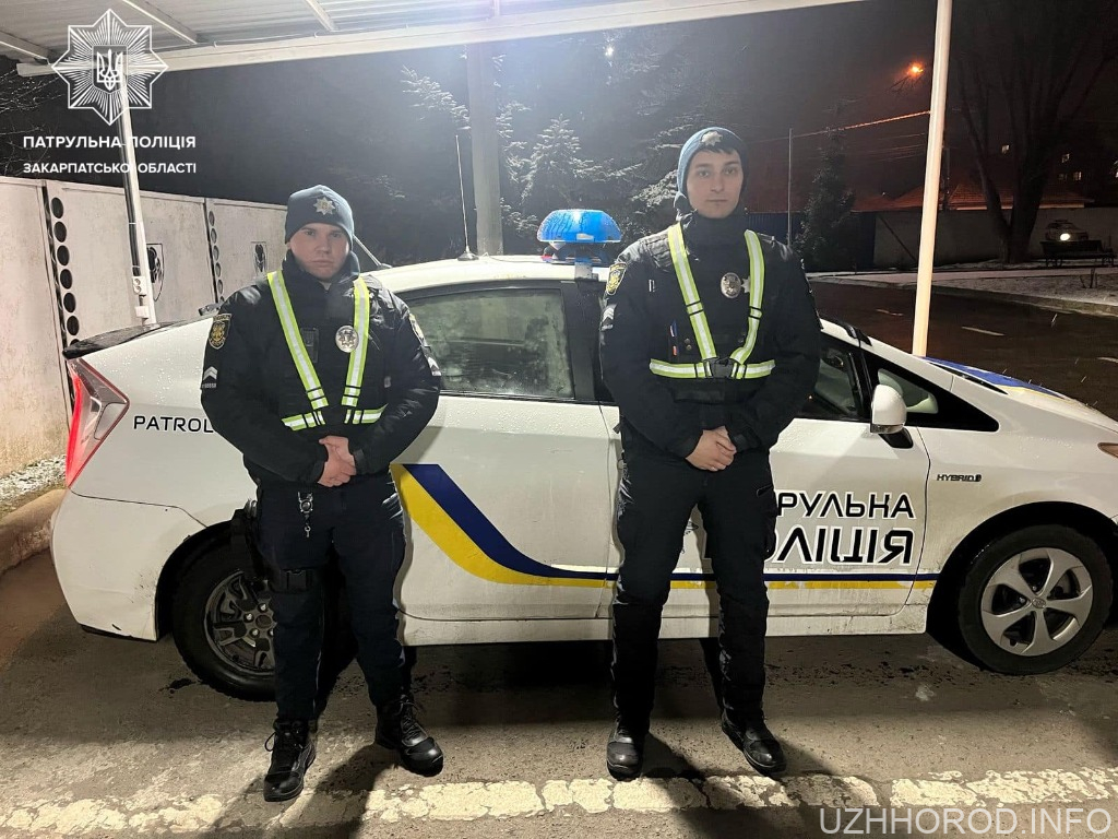 Ужгородські патрульні довезли до лікарні водія й пасажирку, яким стало зле