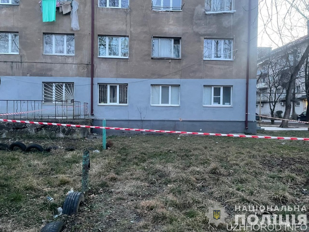 В Ужгороді на подвір’ї біля будинку стався вибух фото