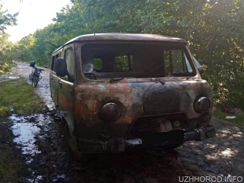 біля Ужгорода згорів УАЗ фото