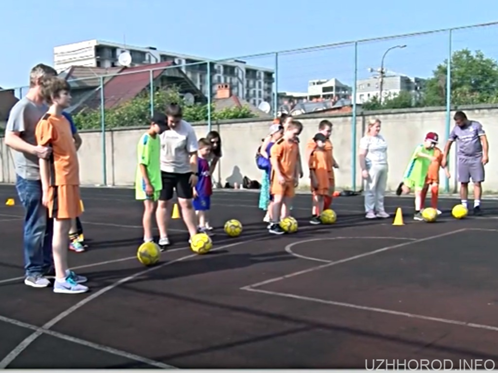 Футбольні фахівці втілюють в Ужгороді інклюзивний проєкт для дітей Футбольні фахівці втілюють в Ужгороді інклюзивний проєкт для дітей