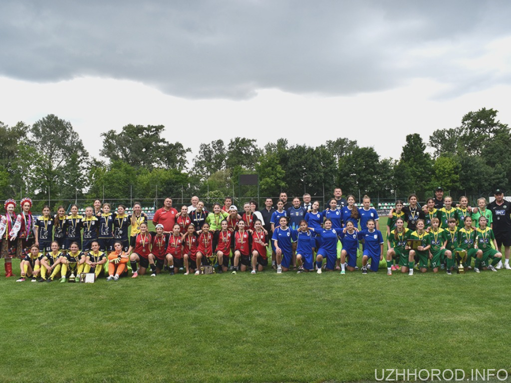 Юні закарпатські футболістки – срібні призерки чемпіонату України Юні закарпатські футболістки – срібні призерки чемпіонату України