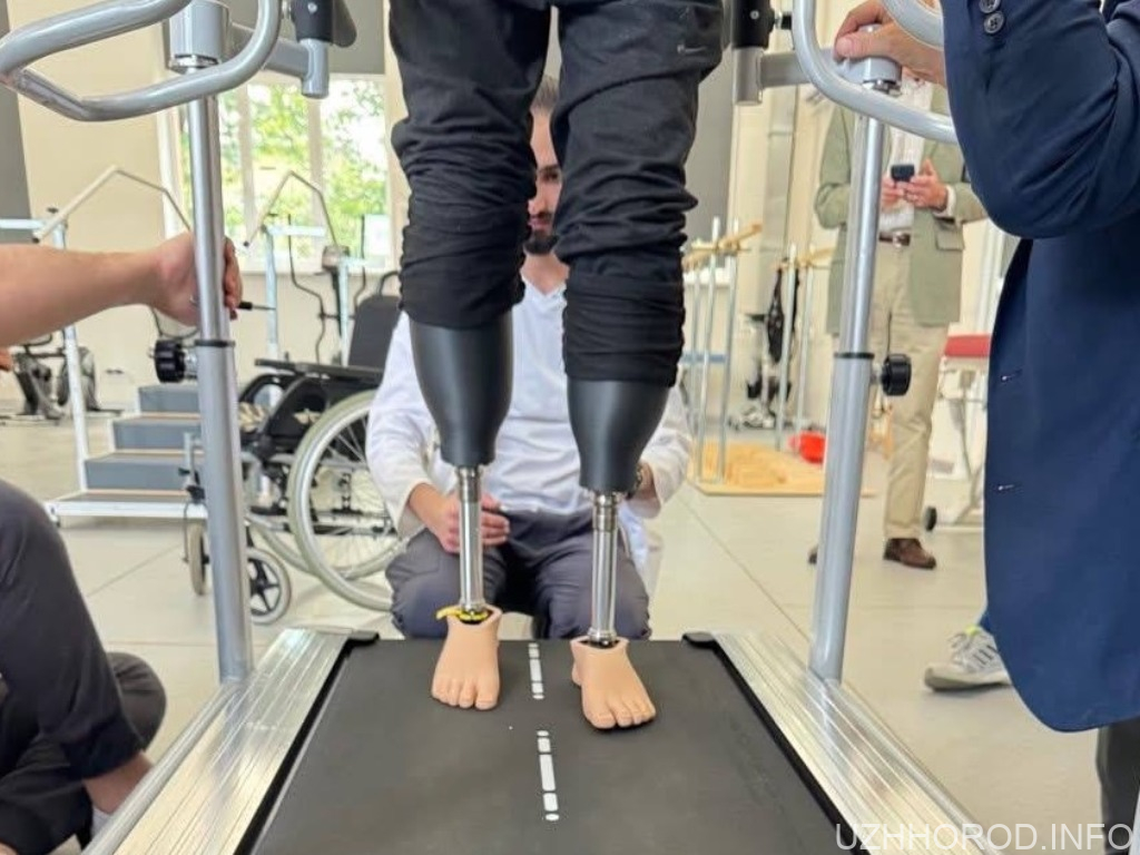 На Закарпатті вперше виготовили 3D-протези для воїна з подвійною ампутацією На Закарпатті вперше виготовили 3D-протези для воїна з подвійною ампутацією