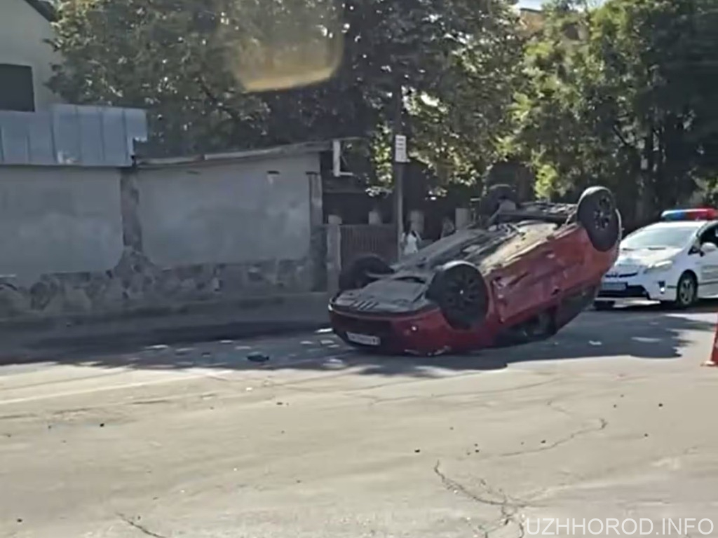 В Ужгороді на перехресті автівка перекинулася на дах (ФОТО)