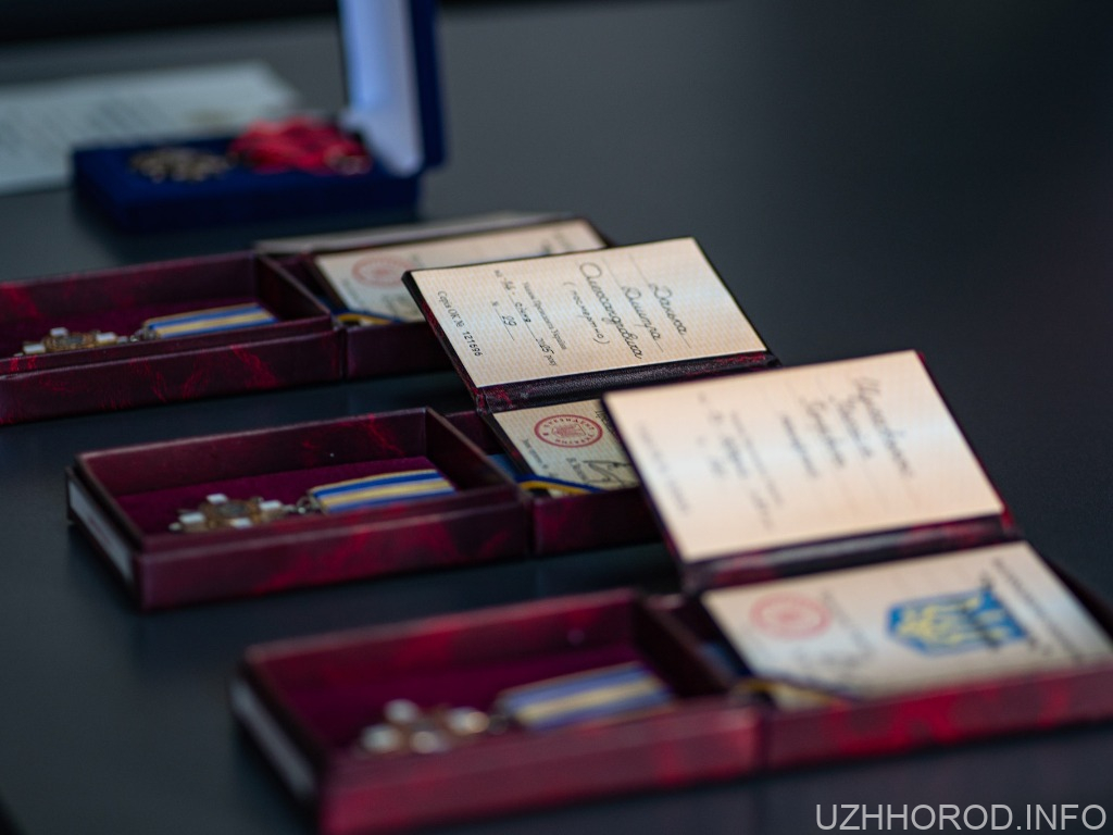 В Ужгороді рідним двох полеглих захисників вручили ордени «За мужність» В Ужгороді рідним двох полеглих захисників вручили ордени «За мужність»