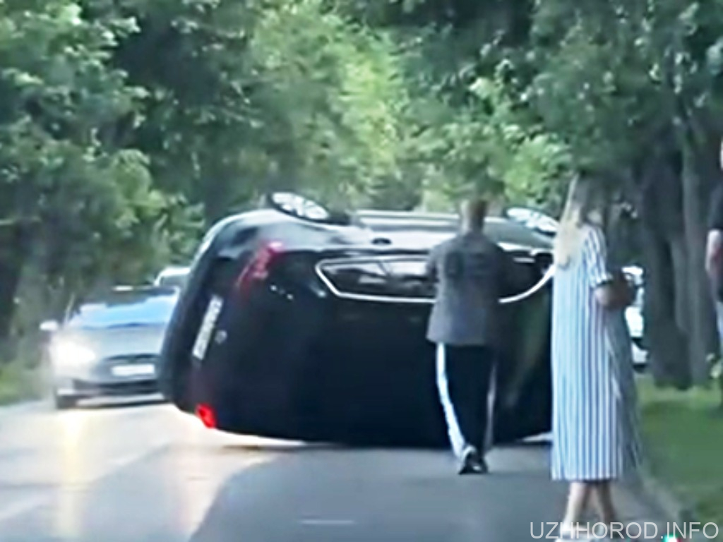 Вчора в Ужгороді автомобіль перекинувся на дах
