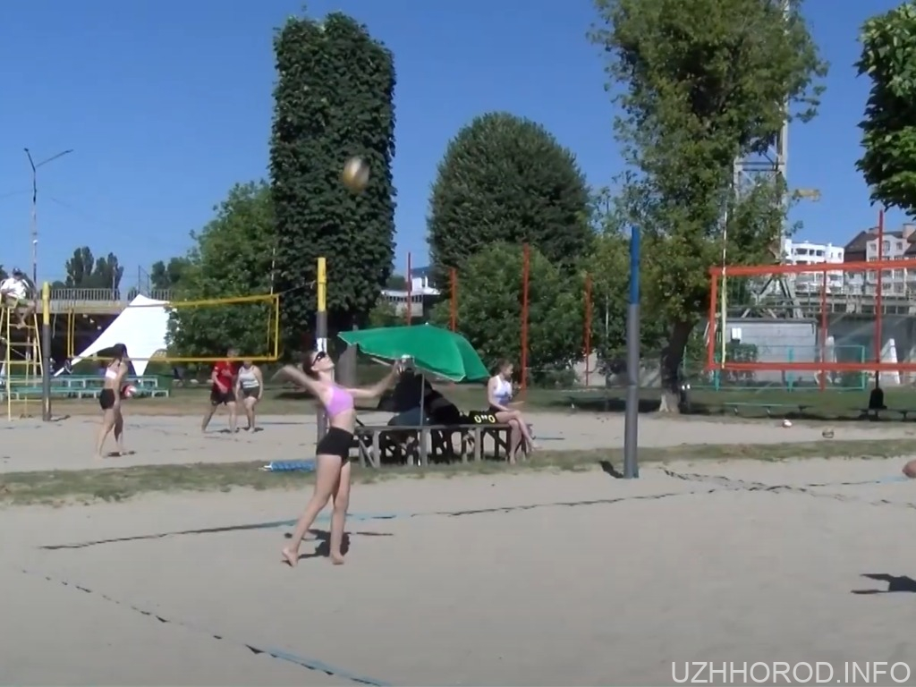 Пляжний волейбол за форматом мікс-турніру в Ужгороді (ВІДЕО)