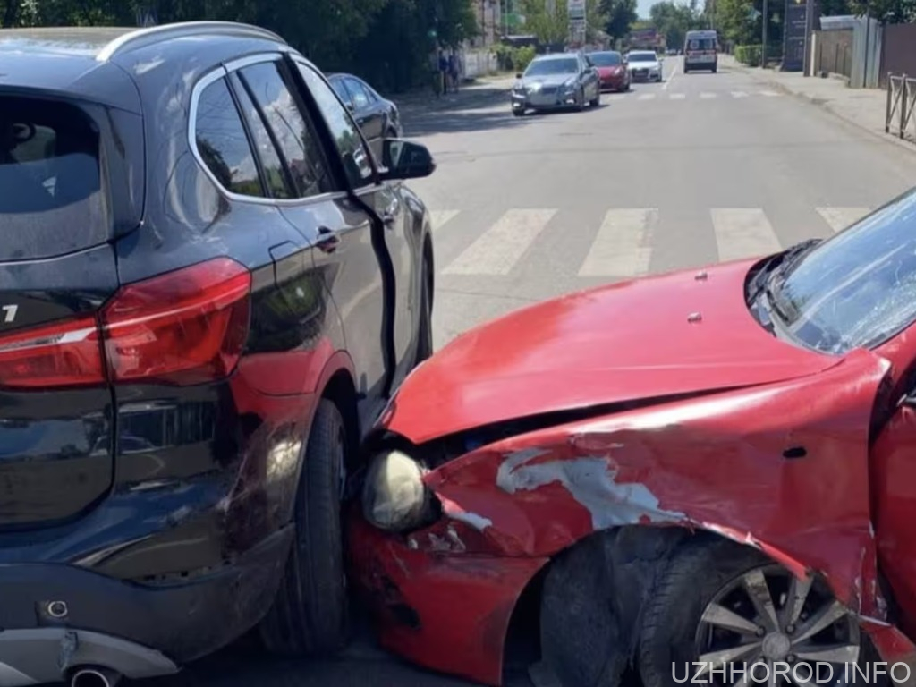 В Ужгороді пʼяний водій на Daewoo врізався у BMW (ФОТО)