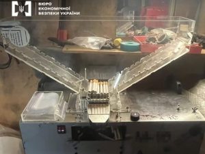 Житель Ужгорода налагодив у гаражі підпільне виробництво сигарет (ФОТО)
