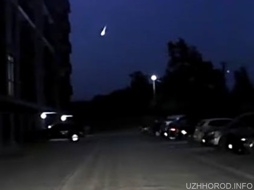 Закарпаття осяяло небесне тіло: свідки спостерігали падіння метеорита Закарпаття осяяло небесне тіло: свідки спостерігали падіння метеорита