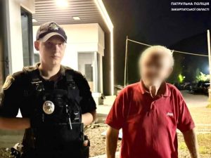Загублений у карпатській темряві: патрульні врятували 70-річного мешканця Закарпаття