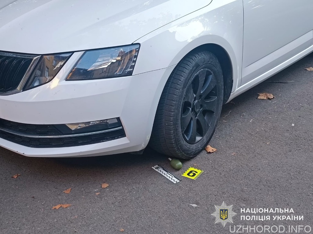 Мукачівка знайшла під колесом авто навчальну гранату фото