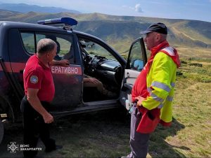 На Рахівщині рятувальники допомогли туристу, який добу йшов із травмованою ногою (ФОТО)