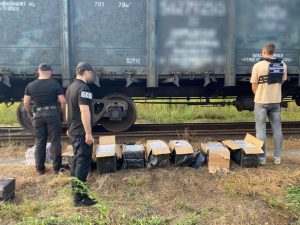 На Закарпатті у вантажному потязі виявили контрабанду сигарет (ФОТО)