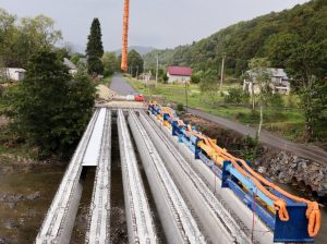 Закарпаття: у Жденіївській громаді відновлюють міст, що обвалився влітку