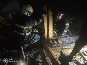 На Ужгородщині серед ночі горів житловий будинок