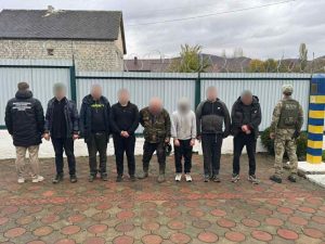 Прикордонники спіймали «провідника» та сім ухилянтів, що намагалися втекти до Румунії