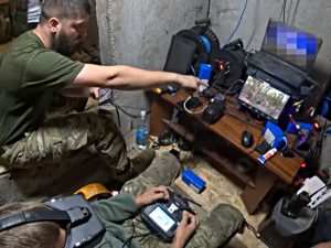 Наші оператори вражають те, що тримає ворожу машину війни (ВІДЕО)
