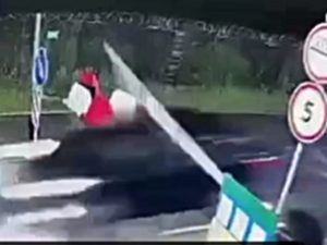 Прорив кордону на Закарпатті: мобілізований адвокат на Toyota врізався у шлагбауми та втік в Угорщину (ВІДЕО)