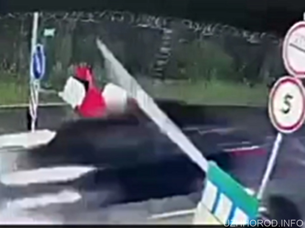 Прорив кордону на Закарпатті: мобілізований адвокат на Toyota врізався у шлагбауми та втік в Угорщину (ВІДЕО)