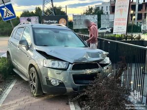 В Ужгороді пʼяний водій врізався у авто, втік і вʼїхав у паркан (ФОТО)