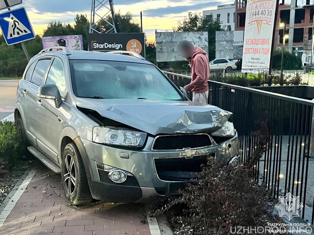 В Ужгороді пʼяний водій врізався у авто, втік і вʼїхав у паркан (ФОТО)