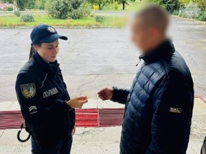 В Ужгороді патрульна допомогла повернути загублене пенсійне посвідчення власнику