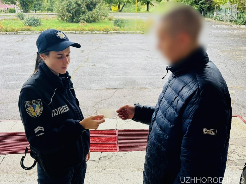 В Ужгороді патрульна допомогла повернути загублене пенсійне посвідчення власнику