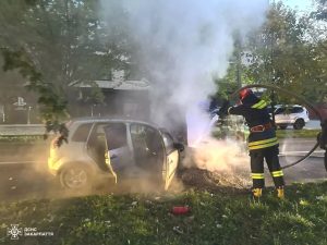 В Ужгороді тракторист засипав ґрунтом автомобіль, який загорівся під час руху