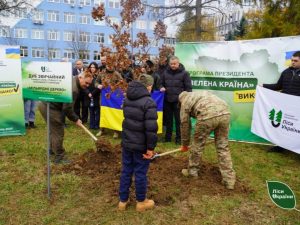 В Ужгороді висадили символічне «мільярдне» дерево програми «Зелена країна»