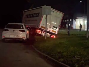 Фуру знесло з траси біля Ужгорода: Надзвичайна ситуація на кільцевій розв’язці