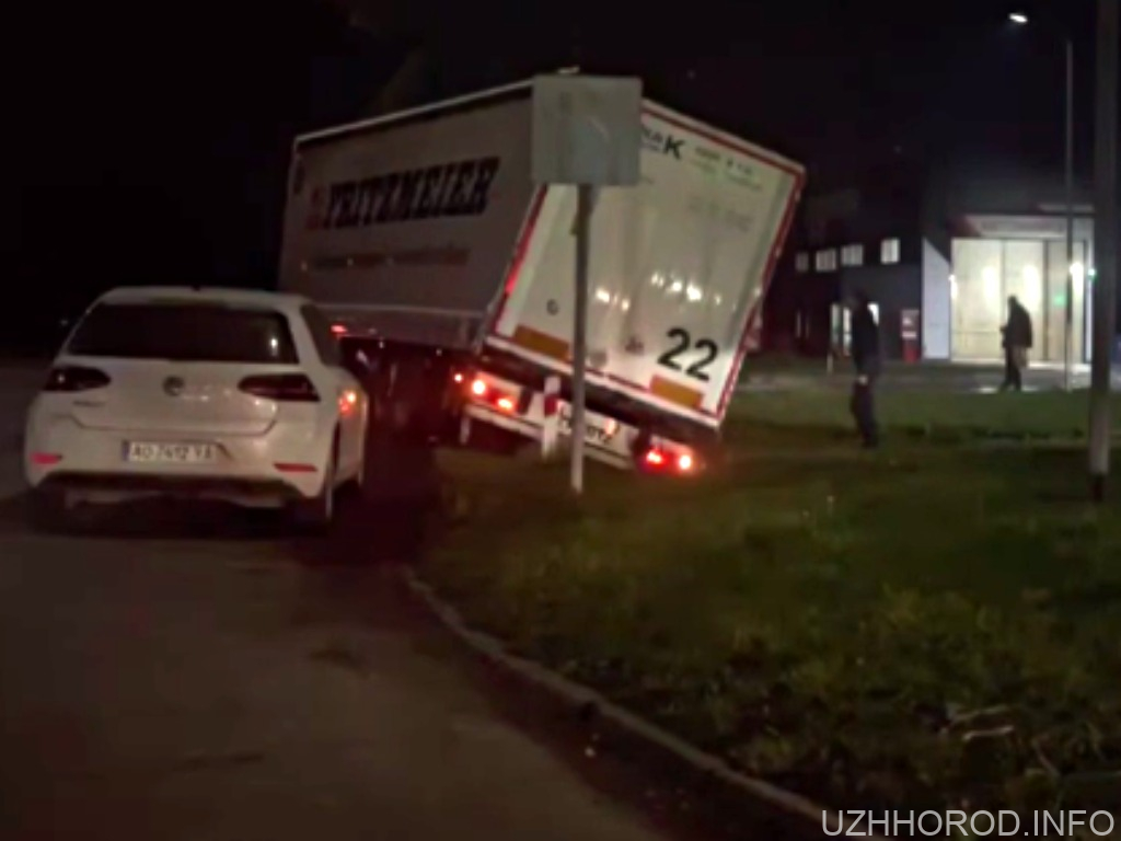 Фуру знесло з траси біля Ужгорода: Надзвичайна ситуація на кільцевій розв’язці