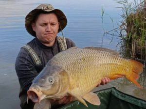 На Закарпатті чоловік зловив гігантського коропа: скільки він заважив (ВІДЕО)