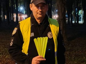 В Ужгороді патрульні нагадали пішоходам про важливість флікерів для безпеки на дорозі
