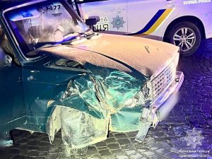 В Ужгороді нетверезий водій в’їхав у припарковане авто
