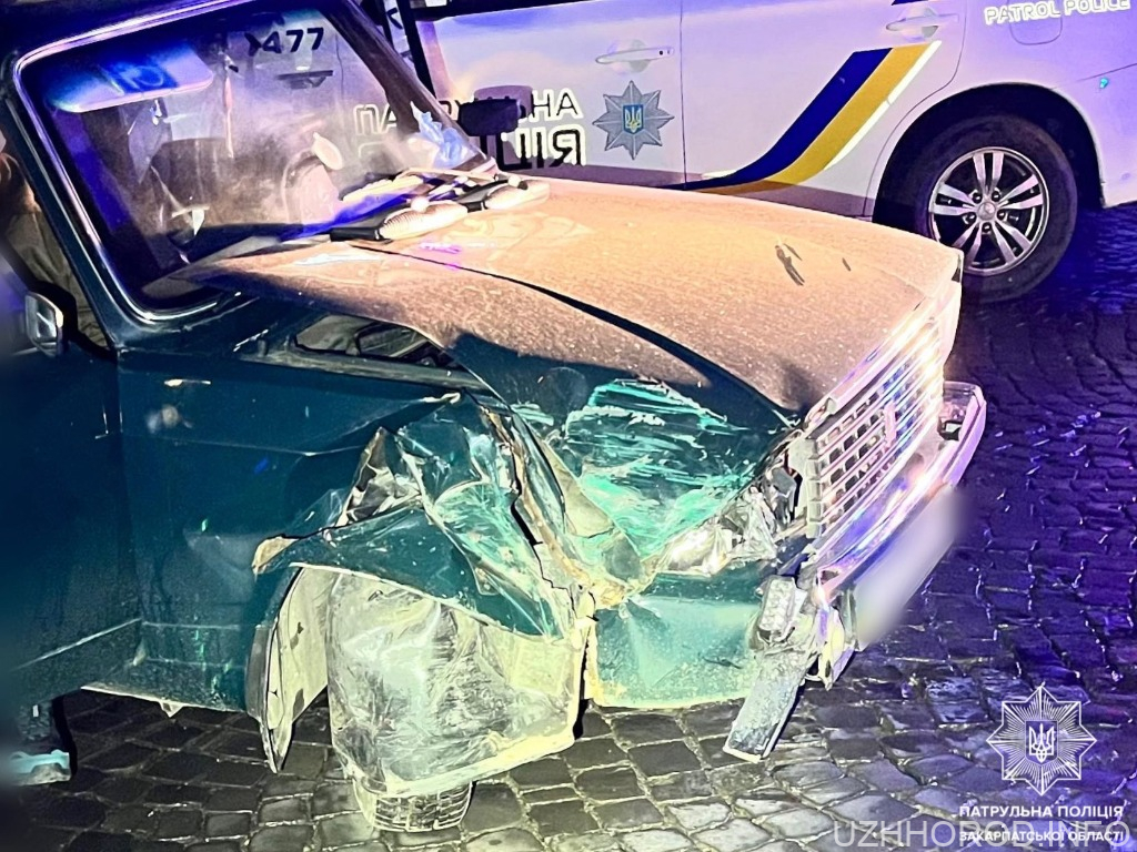 В Ужгороді нетверезий водій в’їхав у припарковане авто фото