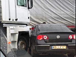 В Ужгороді фура “затиснула” Volkswagen: деталі ДТП на Болгарській