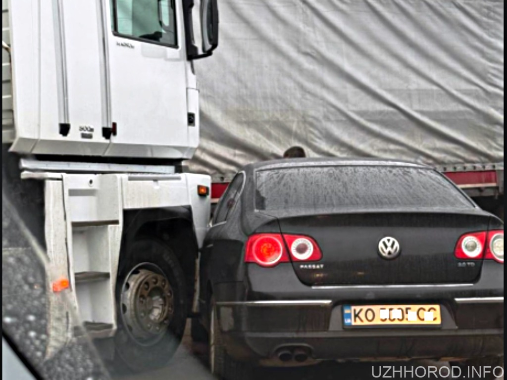 пригода за участю великогабаритної вантажівки та легкового автомобіля Volkswagen фото