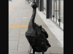 У Мукачеві встановили четвертого бронзового гусака